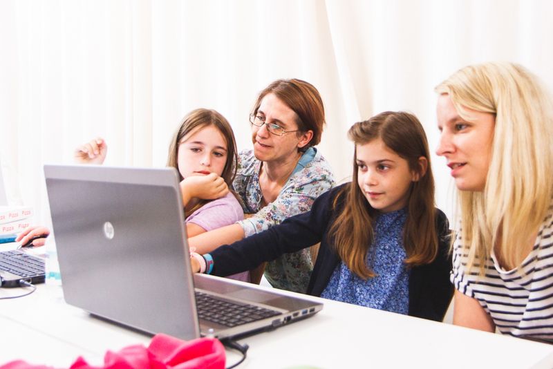 Zwei Mädchen und zwei Mentorinnen setzen eine Joomla!-Website auf