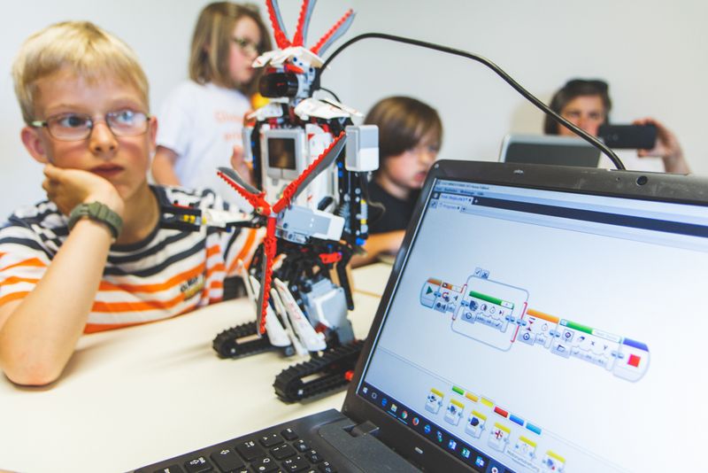 Ein Junge staunt über die Programmierung eines LEGO Mindstorm Roboters