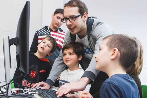 Ninjas beim Programmieren eigener Minecraft-Module auf einem Raspberry Pi