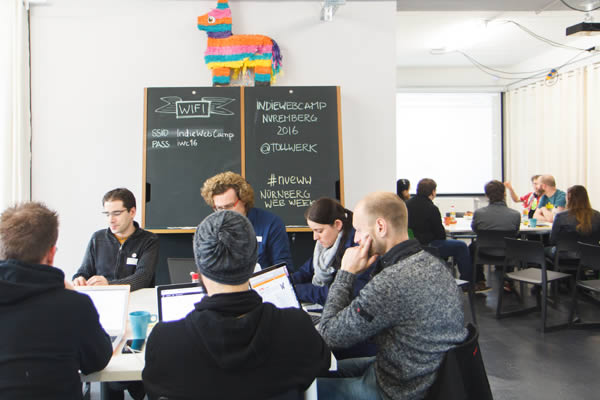 Teilnehmer des IndieWebCamp Nürnberg 2016 in der tollwerkstatt